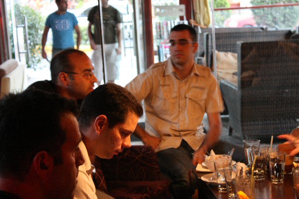 αν για εναν καφε o Cace συγκεντρώνεται τοσο πολυ , φανταστείτε πως πρεπει να ειναι μεσα στην πιστα :D