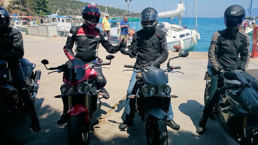 ΕΔΩ ΕΙΝΑΙ ΤΟ ΠΡΩΤΟ ΔΙΑΦΡΑΓΜΑ ΠΟΥ ΤΑ ΚΑΥΣΑΕΡΙΑ ΕΡΧΟΝΤΑΙ ΑΠΟ ΤΟΝ ΚΙΝΗΤΗΡΑ ΧΤΥΠΑΝΕ ΣΤΟ ΕΠΑΝΩ ΣΗΜΕΙΟ ΠΕΡΝΑΝΕ ΑΠ ΤΑ ΔΥΟ ΣΩΛΗΝΑΚΙΑ ΚΑΙ ΑΝΕΒΑΙΝΟΥΝ ΣΤΙς ΔΥΟ ΕΠΑΝΩ ΜΑΚΡΙΕς ΣΩΛΗΝΕς ΠΟΥ ΦΑΙΝΟΝΤΑΙ ΣΤΗΝ ΕΠΟΜΕΝΗ ΦΩΤΟ